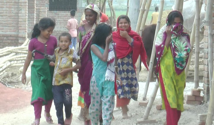 লকডাউন ঘোষণার পরও উদাসীন মেহেরপুরের মানুষ লকডাউন ঘোষণার পরও উদাসীন মেহেরপুরের মানুষ