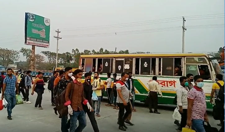 হেঁটে ঘরমুখো হাজারো মানুষ হেঁটে ঘরমুখো হাজারো মানুষ