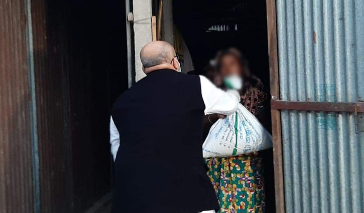কয়েকশ দরিদ্র মানুষের বাড়ি গিয়ে ত্রাণ দিলেন প্রতিমন্ত্রী কয়েকশ দরিদ্র মানুষের বাড়ি গিয়ে ত্রাণ দিলেন প্রতিমন্ত্রী