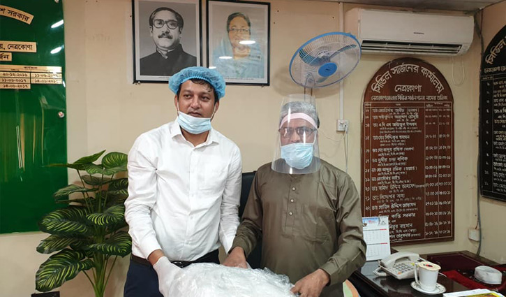 ডাক্তারদের পিপিই ও অসহায়দের মাঝে খাবার বিতরণ ডাক্তারদের পিপিই ও অসহায়দের মাঝে খাবার বিতরণ