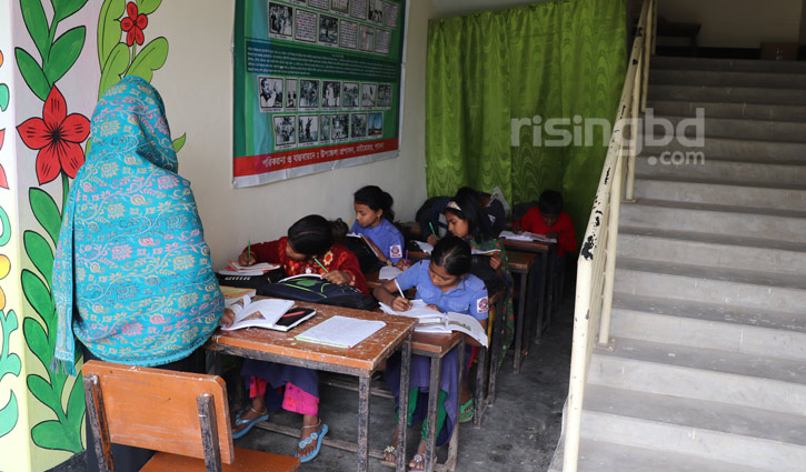 শ্রেণিকক্ষ সংকটে সিঁড়ি ও বারান্দায় পাঠদান শ্রেণিকক্ষ সংকটে সিঁড়ি ও বারান্দায় পাঠদান
