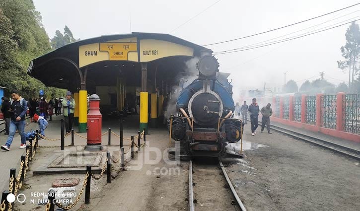 চায়ের রাজ্যে জাপানি মন্দির, নারী এবং টয় ট্রেন চায়ের রাজ্যে জাপানি মন্দির, নারী এবং টয় ট্রেন