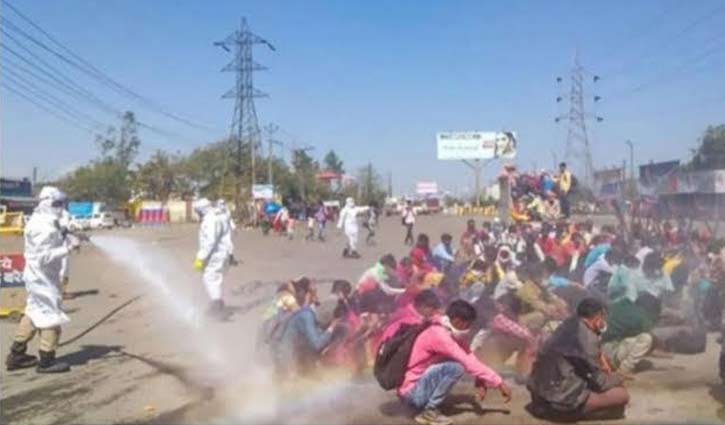 রাসায়নিক দিয়ে ভিজিয়ে শ্রমিকদের জীবাণুমুক্তকরণ!
