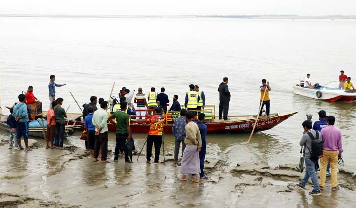 পদ্মায় নৌকাডুবি: আরো ৪ লাশ উদ্ধার, কনের সন্ধান মেলেনি পদ্মায় নৌকাডুবি: আরো ৪ লাশ উদ্ধার, কনের সন্ধান মেলেনি