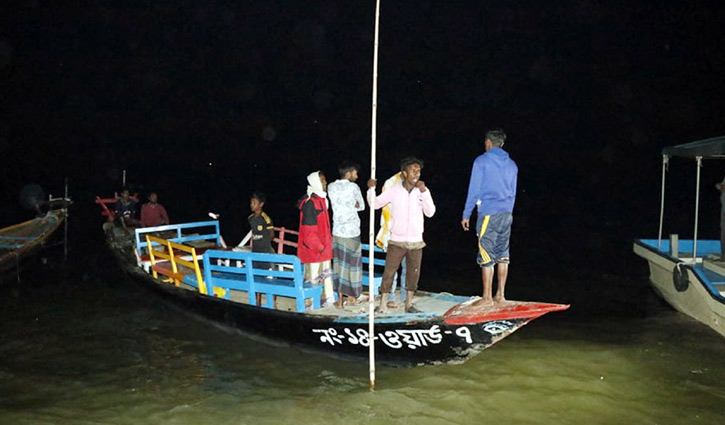 30 missing as 2 boats capsize in Padma
