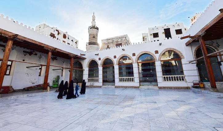 Saudi Arabia suspends prayers at mosques