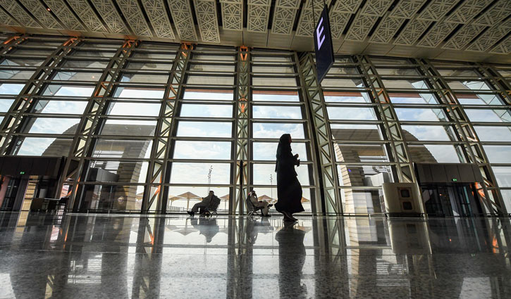 Saudi Arabia suspends domestic flights, public transportation
