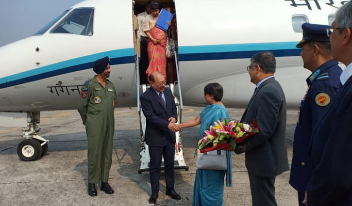 Shringla arrives in Dhaka