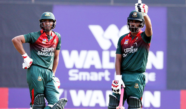 Bangladesh set Zimbabwe 323-run target