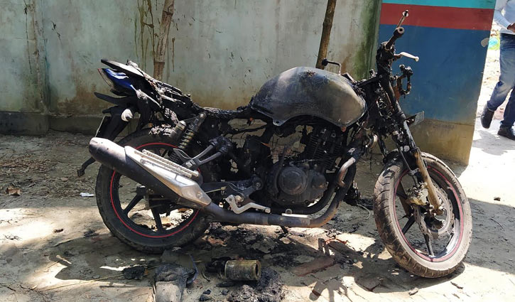 বাগেরহাটে আওয়ামী লীগ নেতার মোটরসাইকেলে আগুন বাগেরহাটে আওয়ামী লীগ নেতার মোটরসাইকেলে আগুন