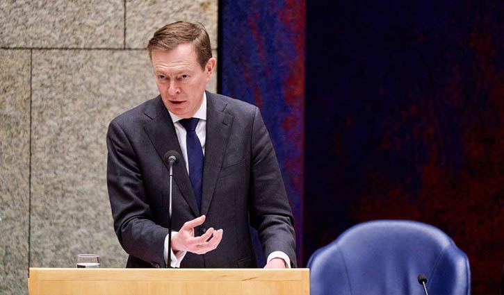 করোনা নিয়ে প্রশ্ন শুনে অজ্ঞান হলেন মন্ত্রী