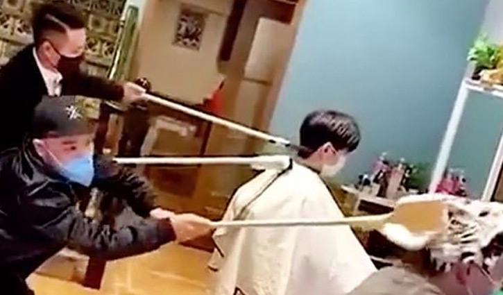 করোনা আতঙ্ক: চুল কাটতে অভিনব উপায় চীনে