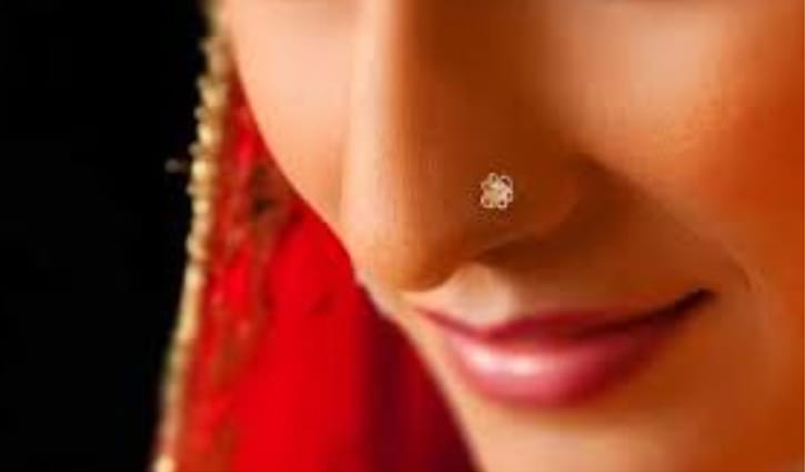 নাকফুলে নান্দনিক নারী