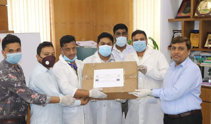 যশোর জেলা প্রশাসককে ৭০০ স্যানিটাইজার দিলো যবিপ্রবি যশোর জেলা প্রশাসককে ৭০০ স্যানিটাইজার দিলো যবিপ্রবি