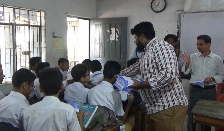 করোনা : সচেতনতামূলক প্রচারণায় উহান ফেরত শফিকুল করোনা : সচেতনতামূলক প্রচারণায় উহান ফেরত শফিকুল