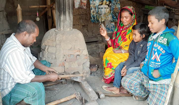 এক কর্মকার দম্পতির জীবন সংগ্রাম এক কর্মকার দম্পতির জীবন সংগ্রাম