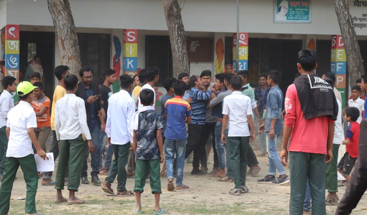 বিদ্যালয়ের বর্তমান-সাবেক ছাত্রদের সংঘর্ষে আহত ২ বিদ্যালয়ের বর্তমান-সাবেক ছাত্রদের সংঘর্ষে আহত ২