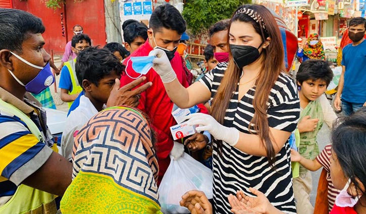 ছবিতে নায়িকাদের ত্রাণ বিতরণ 