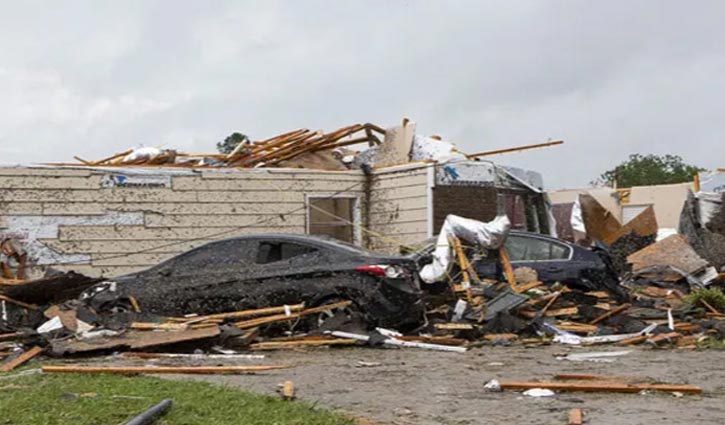 6 killed as tornadoes hit US