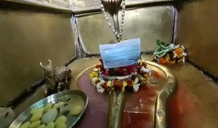 মন্দিরে মূর্তির মুখে মাস্ক!