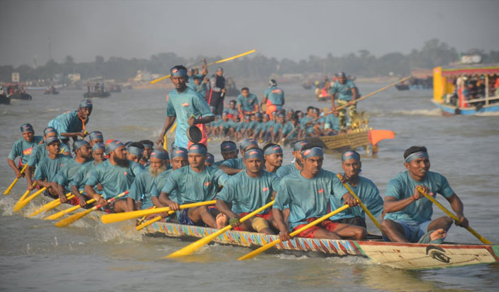 হেইয়ো হেইয়ো ধ্বনিতে খুলনায় ঐতিহ্যবাহী নৌকাবাইচ অনুষ্ঠিত