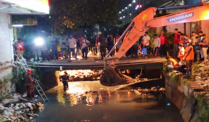 ড্রেনে পড়ে যাওয়ার ৩০ ঘণ্টায়ও উদ্ধার হলো না শিশু কামাল ড্রেনে পড়ে যাওয়ার ৩০ ঘণ্টায়ও উদ্ধার হলো না শিশু কামাল