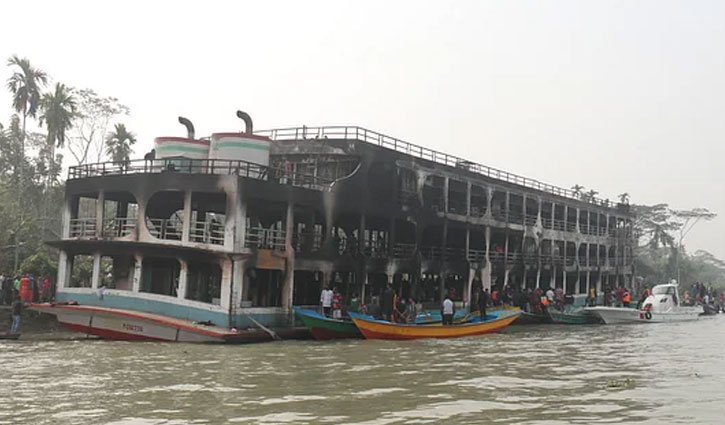 বিকট শব্দের পর লঞ্চে আগুন ছড়িয়ে পড়ে: দাবি মালিকের