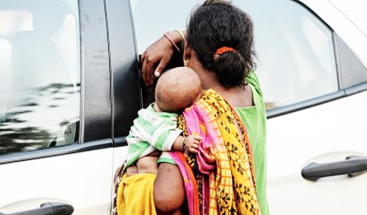 ভিক্ষুক ভেবে কাকে টাকা দিচ্ছেন?  