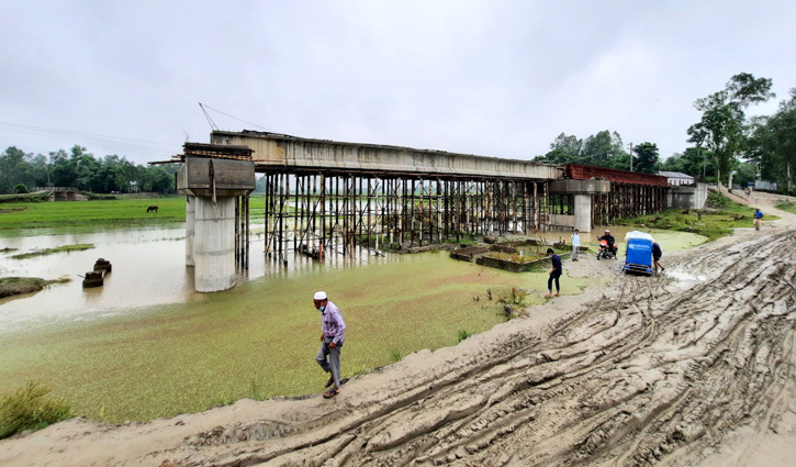 যে সেতুর ২ বছরে দৃশ্যমান মাত্র একটি স্প্যান