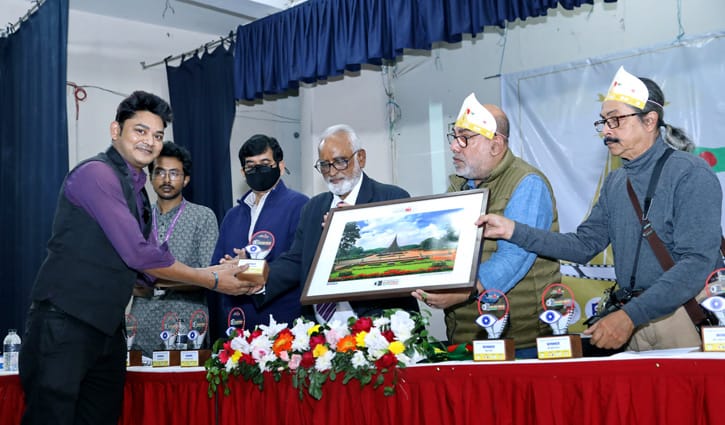 স্মৃতিসৌধের ছবি তুলে সেরা আলোকচিত্রীর পুরস্কার পেলেন সৈয়দ রাজীব
