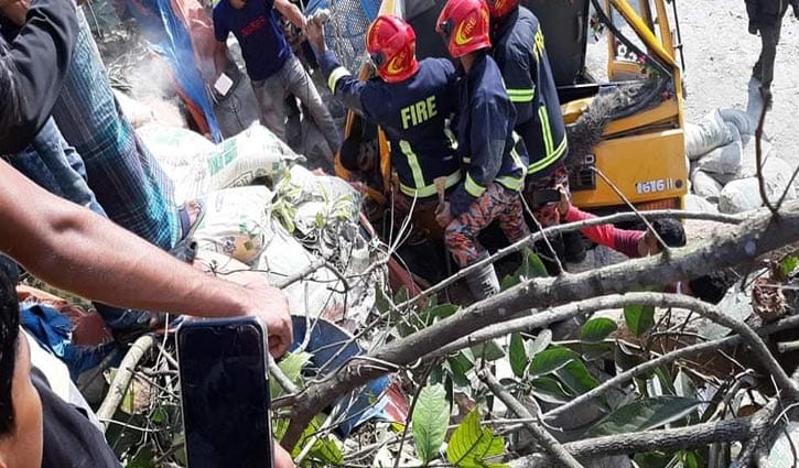 সড়কে প্রাণ গেল পিতা-পুত্রের সড়কে প্রাণ গেল পিতা-পুত্রের