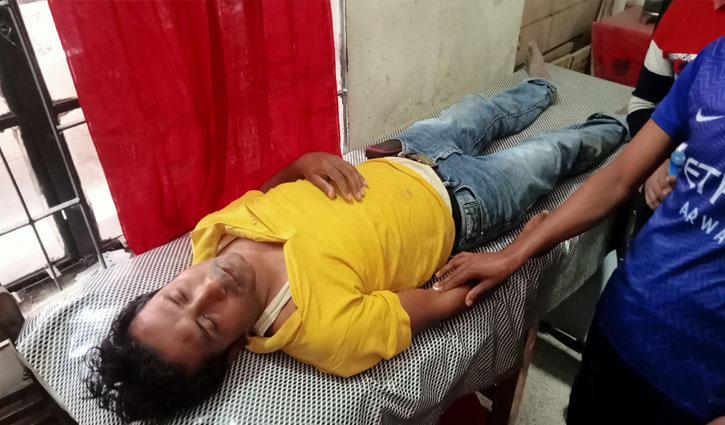মাগুরায় সাংবাদিককে হাতুড়িপেটা মাগুরায় সাংবাদিককে হাতুড়িপেটা