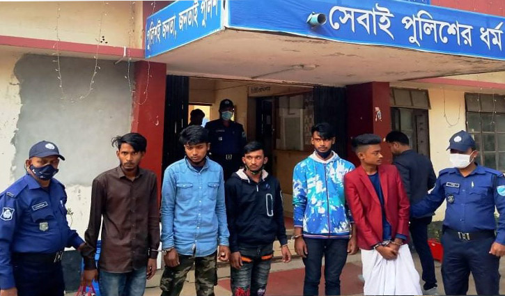 কালিয়াকৈরে অস্ত্রসহ ৫ ডাকাত গ্রেপ্তার কালিয়াকৈরে অস্ত্রসহ ৫ ডাকাত গ্রেপ্তার