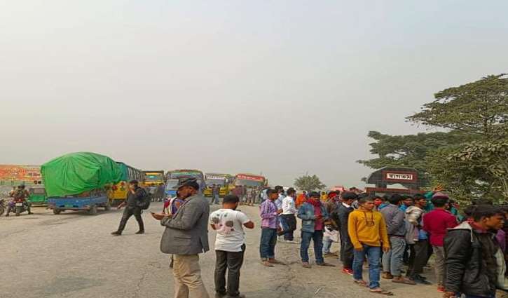 বকেয়া বেতনের দাবিতে পোশাক শ্রমিকদের সড়ক অবরোধ