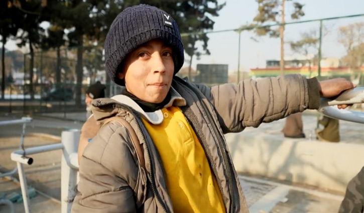 এক টুকরো রুটির জন্য জুতা পালিশ