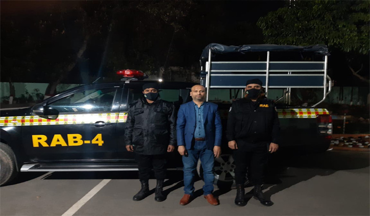 সাংবাদিক বানানোর কথা বলে টাকা হাতিয়ে নিতেন মানিক সাংবাদিক বানানোর কথা বলে টাকা হাতিয়ে নিতেন মানিক