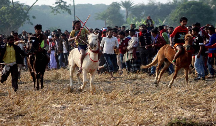 মাগুরায় ঐতিহ্যবাহী ঘোড়দৌড় প্রতিযোগিতা আজ মাগুরায় ঐতিহ্যবাহী ঘোড়দৌড় প্রতিযোগিতা আজ