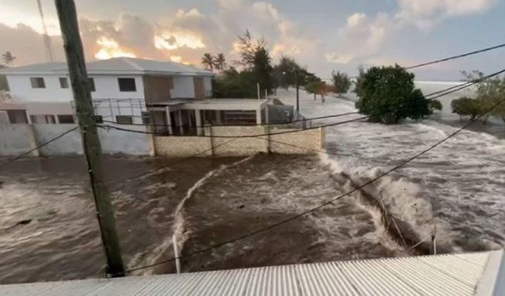 Tsunami hits Tonga