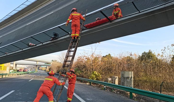 4 killed as expressway bridge collapses in China