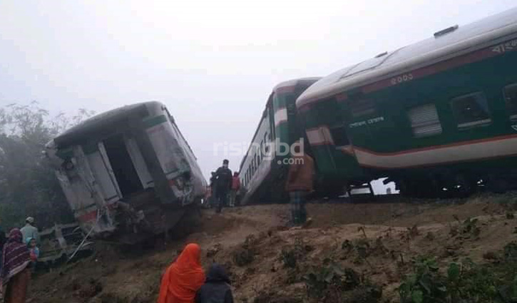 Train derails in Dinajpur, communication halted