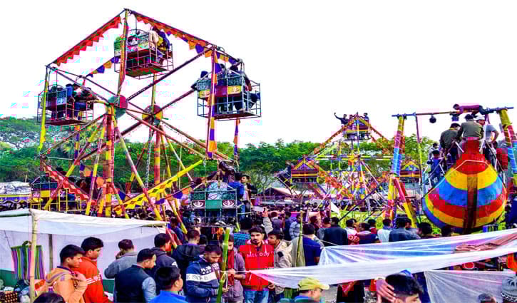 মাগুরার ঐতিহ্যবাহী মেলায় মানুষের ঢল, অনুমতি নেই বলছে প্রশাসন মাগুরার ঐতিহ্যবাহী মেলায় মানুষের ঢল, অনুমতি নেই বলছে প্রশাসন