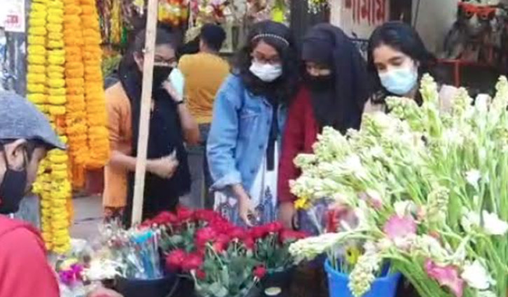 রাস্তায় রাস্তায় ফুলের দোকান, কেনাবেচাও জমজমাট