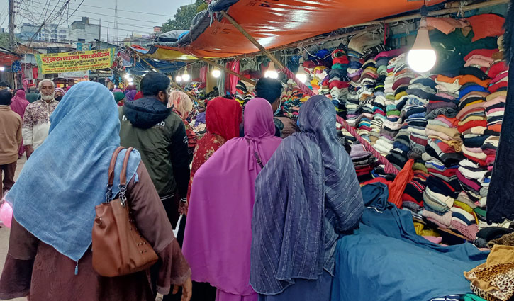 শীতের দাপট, ময়মনসিংহে কাপড়ের দোকানে ভিড়