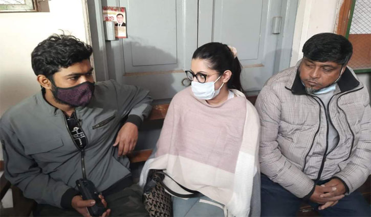 মাদক মামলায় হাজিরা দিতে আদালতে পরীমনি