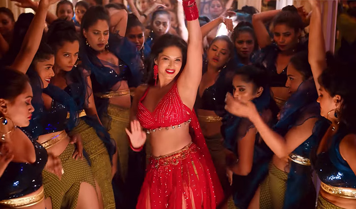 সানির বিরুদ্ধে অশ্লীলতার অভিযোগ (ভিডিও)