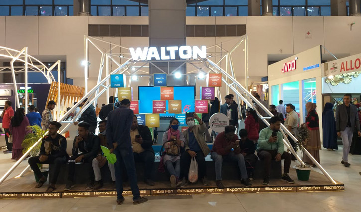 বাণিজ্য মেলায় দর্শনার্থীদের নজর কেড়েছে ওয়ালটন