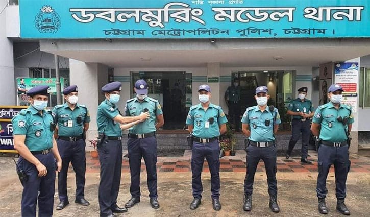 সিএমপি’র পুলিশ সদস্যদের শরীরে যুক্ত হল বডি ওর্ন ক্যামেরা সিএমপি’র পুলিশ সদস্যদের শরীরে যুক্ত হল বডি ওর্ন ক্যামেরা