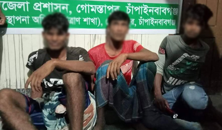 দেশীয় অস্ত্রসহ ৩ ডাকাত আটক দেশীয় অস্ত্রসহ ৩ ডাকাত আটক
