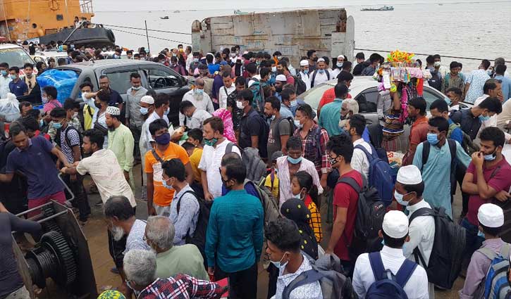রাতেও শিমুলিয়া-বাংলাবাজার নৌরুটে ফেরিতে ঢাকামুখী যাত্রীদের ঢল রাতেও শিমুলিয়া-বাংলাবাজার নৌরুটে ফেরিতে ঢাকামুখী যাত্রীদের ঢল