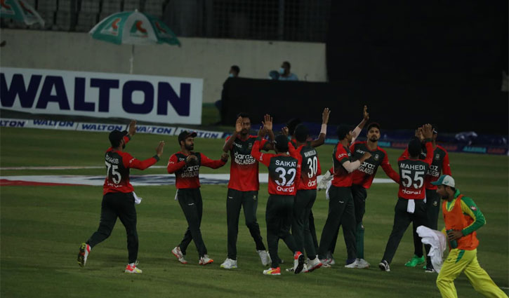 মোস্তাফিজ ম্যাজিকে সিরিজ জয়; বাংলাদেশ ৩ অস্ট্রেলিয়া ০ মোস্তাফিজ ম্যাজিকে সিরিজ জয়; বাংলাদেশ ৩ অস্ট্রেলিয়া ০